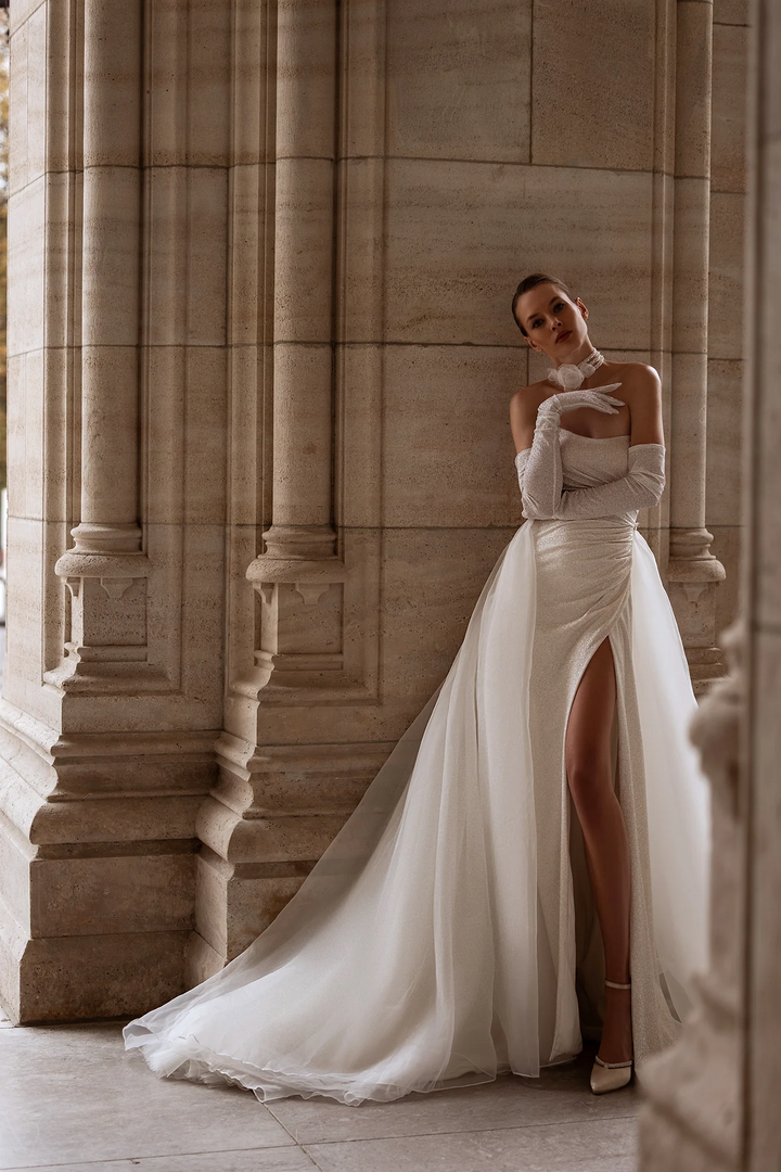 Strapless Wedding Dress with Thigh Slit – Sexy Bridal Gown with Detachable Chiffon Train and Glimmering Fabric Plus Size