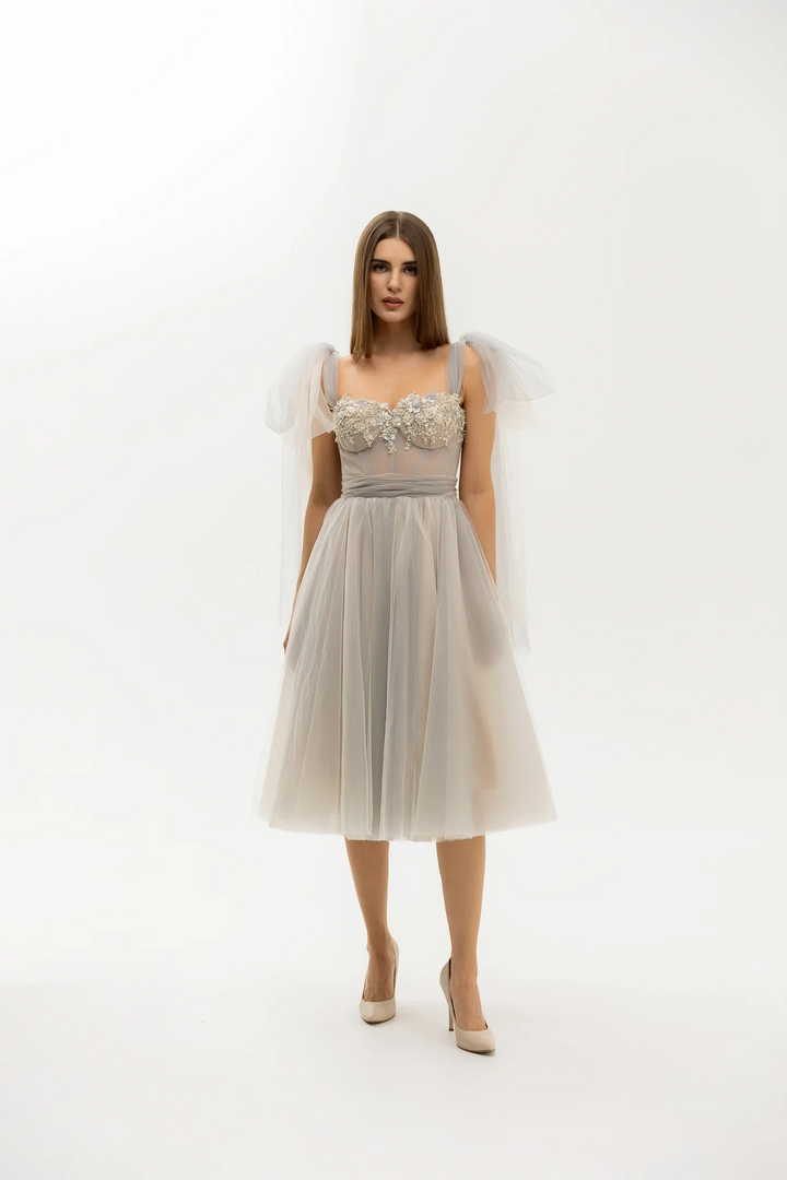 Grey Floral Evening Gown with Sheer Tulle Skirt – Elegant Dress with Fitted Waist and Embellished Bodice Plus Size