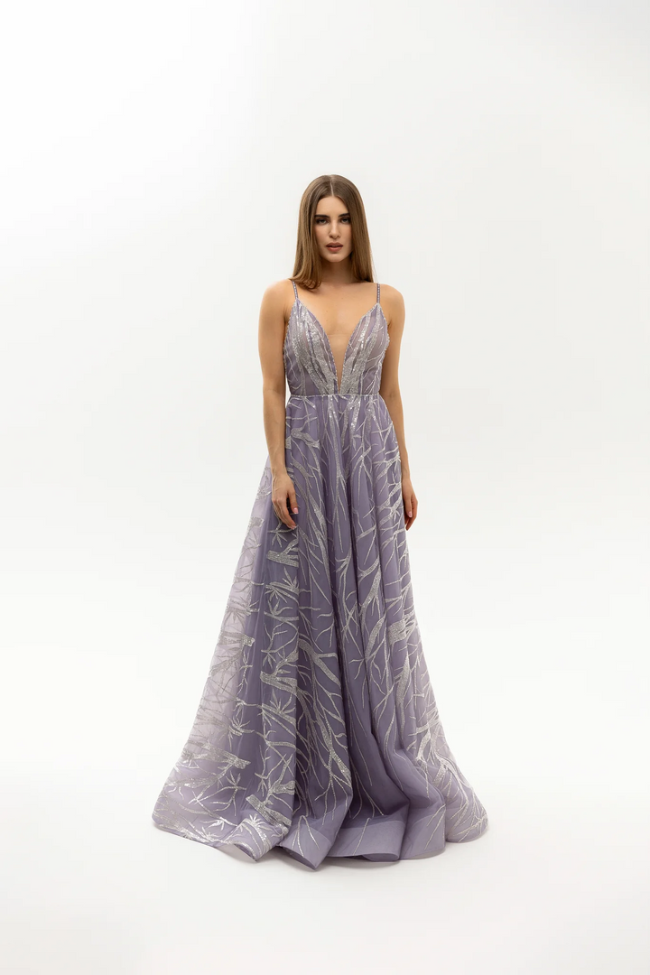Purple Evening Gown with Deep Neckline – Spaghetti Strap Evening Dress with Fitted Silhouette and Flowing Skirt Plus Size