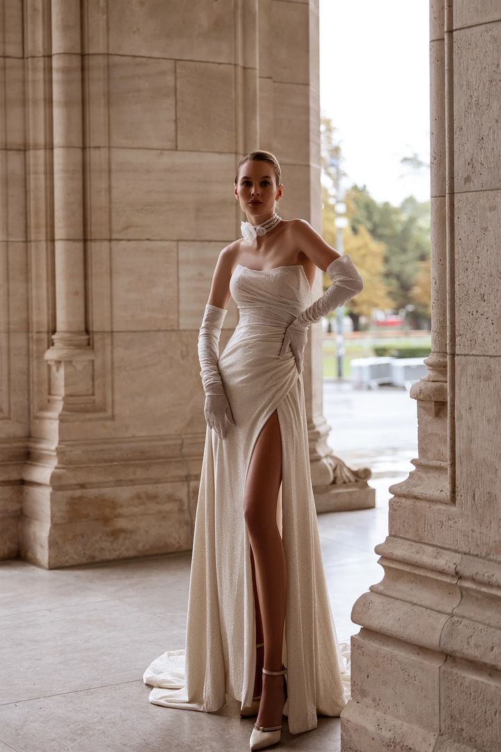 Strapless Wedding Dress with Thigh Slit – Sexy Bridal Gown with Detachable Chiffon Train and Glimmering Fabric Plus Size