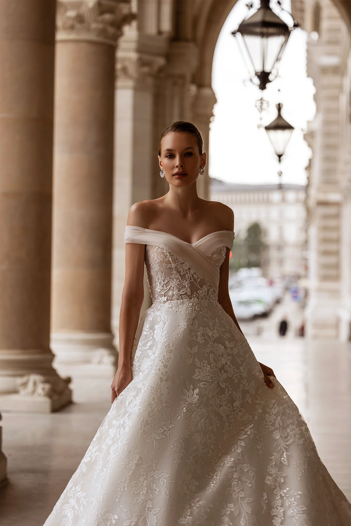 Off Shoulder Wedding Dress with Sweetheart Neckline – A-Line Bridal Gown with Floral Guipure and Pearl Accents Plus Size