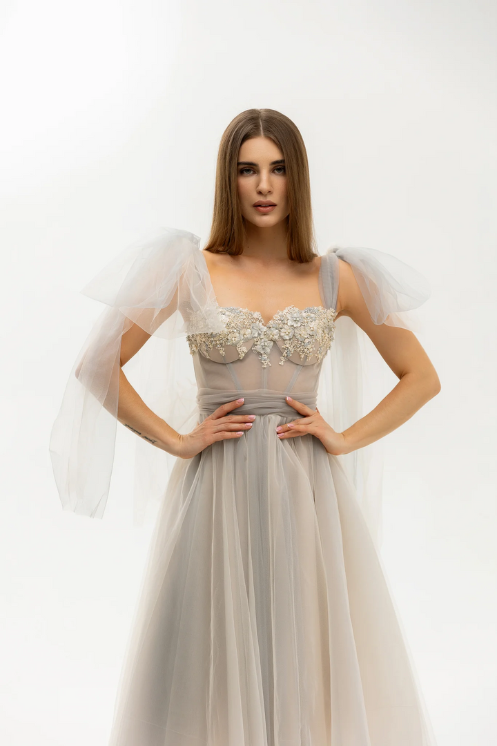 Grey Floral Evening Gown with Sheer Tulle Skirt – Elegant Dress with Fitted Waist and Embellished Bodice Plus Size