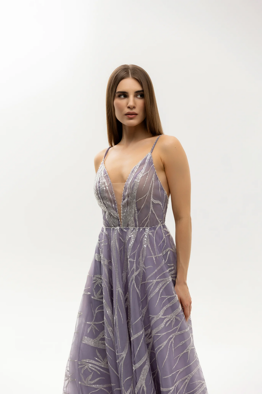 Purple Evening Gown with Deep Neckline – Spaghetti Strap Evening Dress with Fitted Silhouette and Flowing Skirt Plus Size
