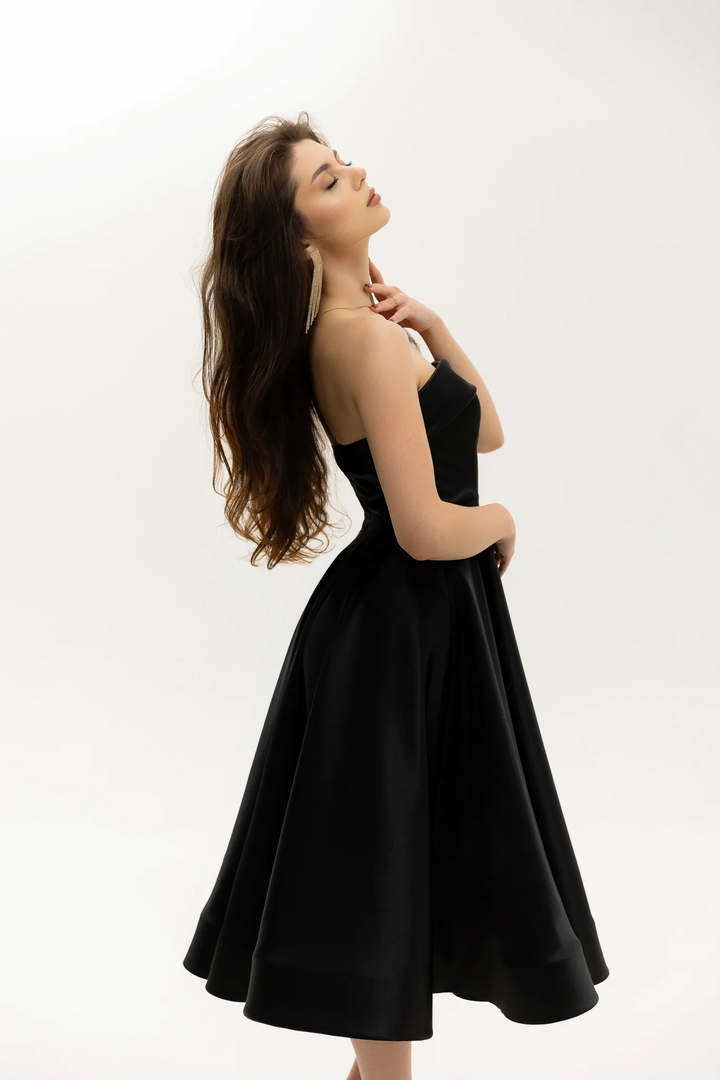 Black Evening Gown with Strapless Neckline – A-Line Evening Dress with Full Skirt and Classic Silhouette Plus Size