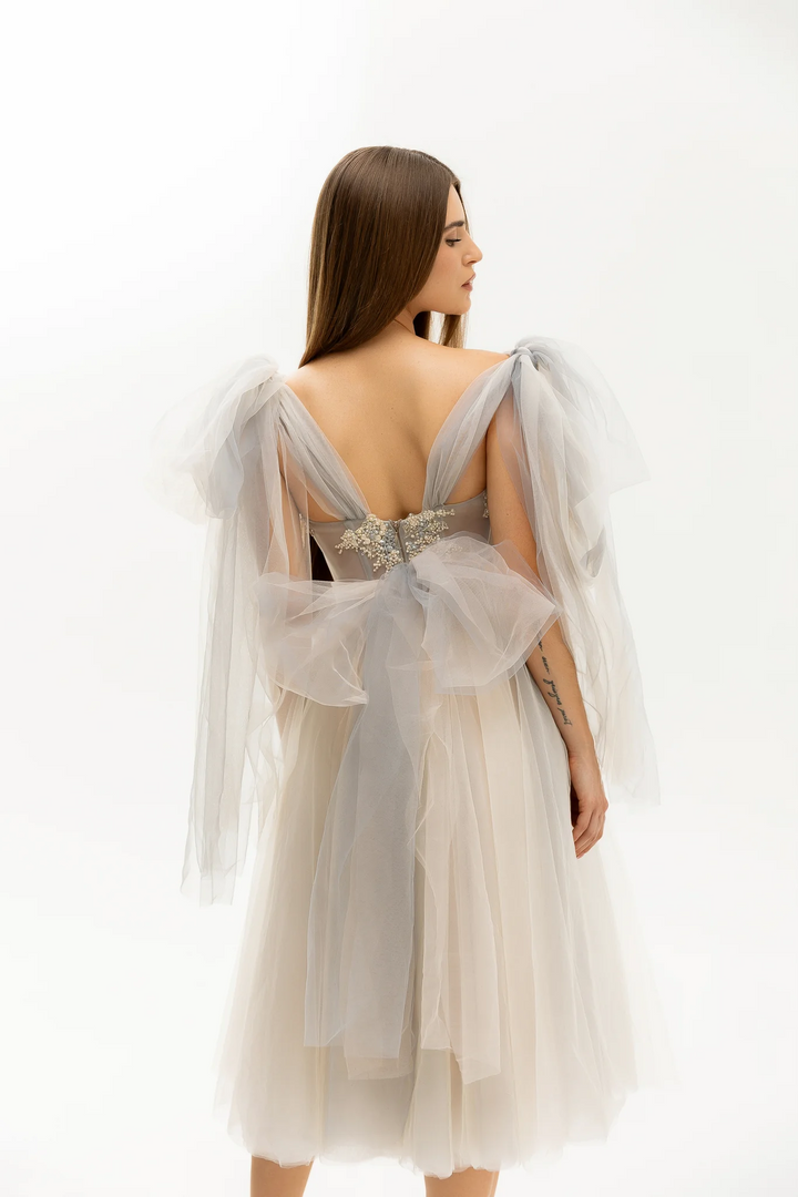 Grey Floral Evening Gown with Sheer Tulle Skirt – Elegant Dress with Fitted Waist and Embellished Bodice Plus Size