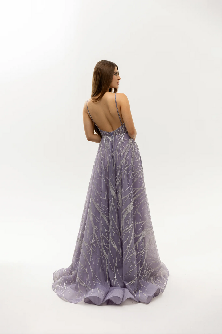 Purple Evening Gown with Deep Neckline – Spaghetti Strap Evening Dress with Fitted Silhouette and Flowing Skirt Plus Size