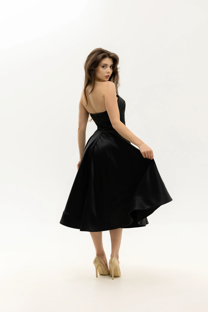 Black Evening Gown with Strapless Neckline – A-Line Evening Dress with Full Skirt and Classic Silhouette Plus Size