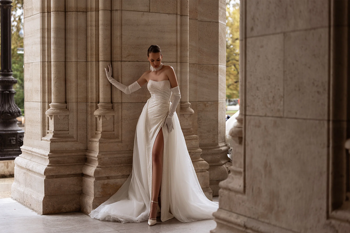 Strapless Wedding Dress with Thigh Slit – Sexy Bridal Gown with Detachable Chiffon Train and Glimmering Fabric Plus Size