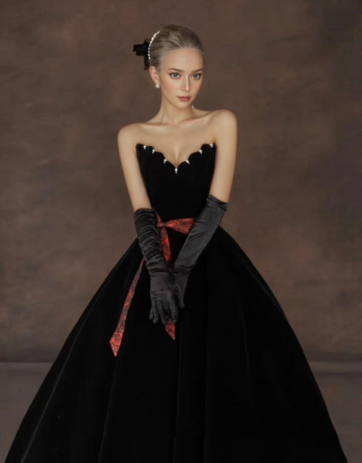 Gothic Black Wedding Dress With Red Jacquard Trim And Belt - Off Shoulder Sweetheart Ball Gown Plus Size