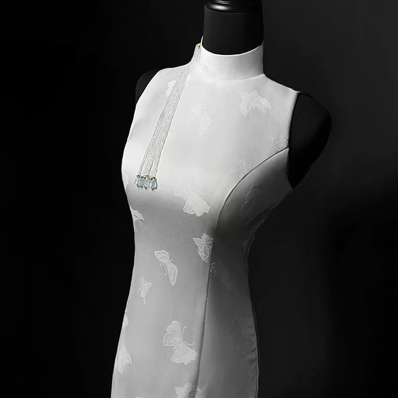 White Qipao Dress with Sleeveless Design – Modern Cheongsam Dress with High Neck and Open Back Plus Size