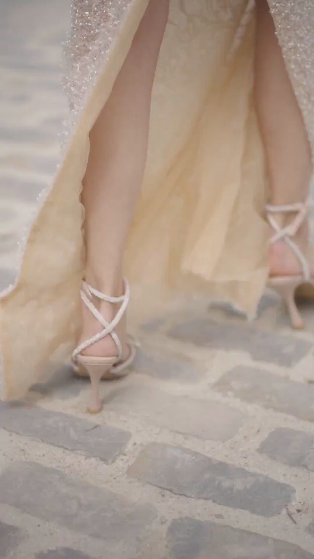 Champagnerfarbenes Brautkleid mit Ärmeln – funkelndes A-Linien-Kleid mit Blumenapplikationen und offenem Rücken in Übergröße
