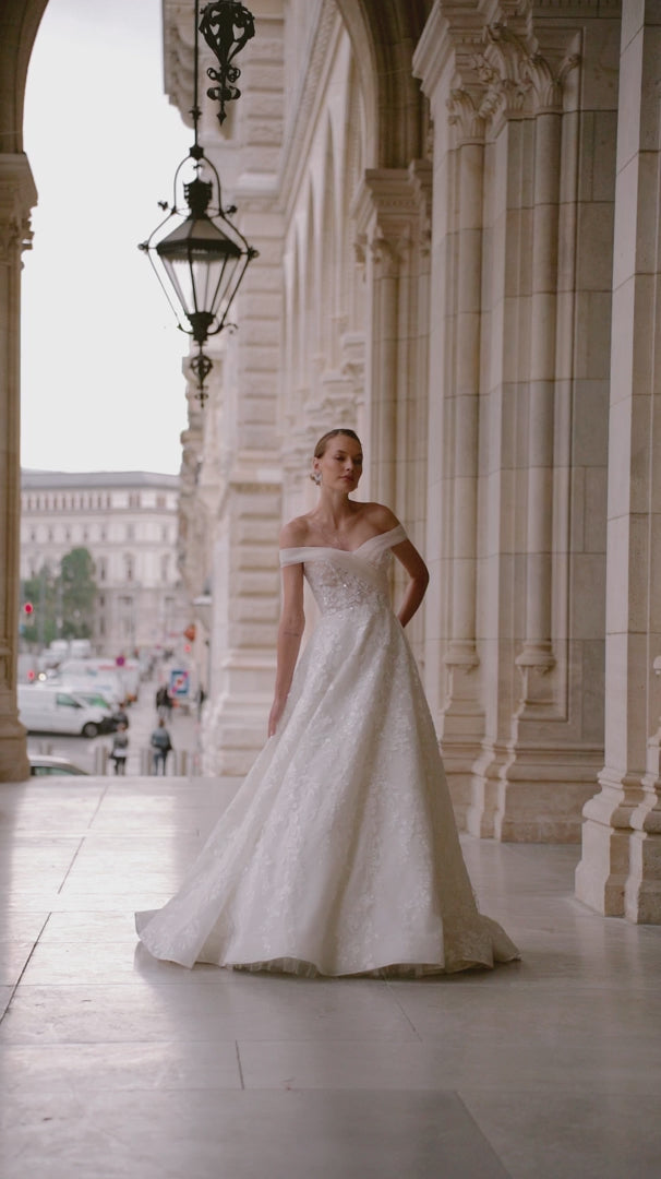 Off Shoulder Wedding Dress with Sweetheart Neckline – A-Line Bridal Gown with Floral Guipure and Pearl Accents Plus Size