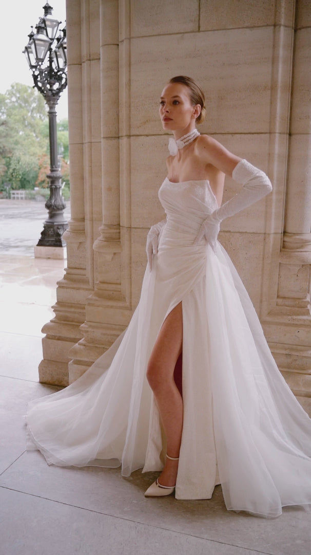 Strapless Wedding Dress with Thigh Slit – Sexy Bridal Gown with Detachable Chiffon Train and Glimmering Fabric Plus Size