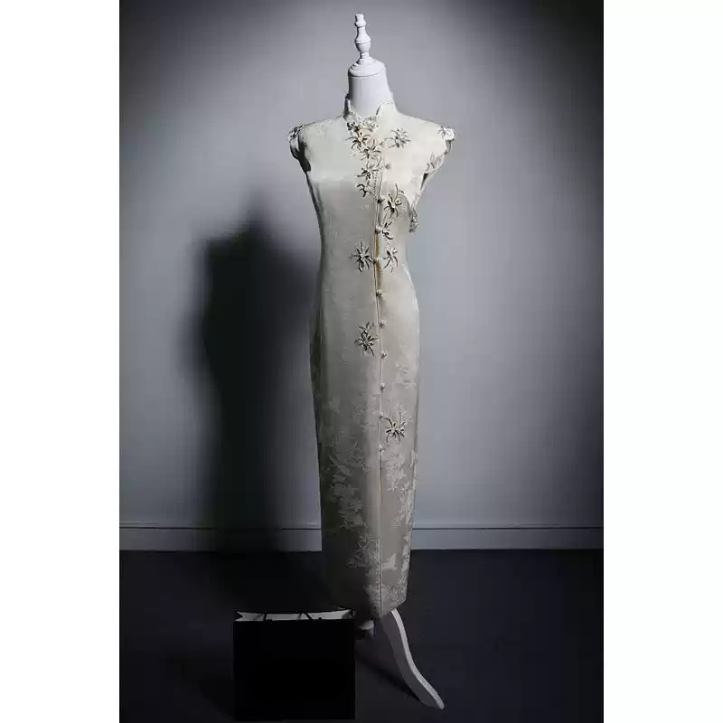 Designer White Cheongsam Dress with Delicate Embroidery – Sleeveless Qipao with Beaded Accents Plus Size