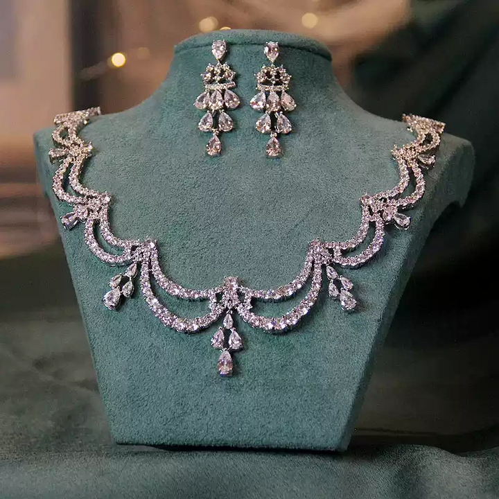 Party-Schmuckset mit Engelsflügeln, Halskette und Ohrringen aus Zirkonia und Diamanten 