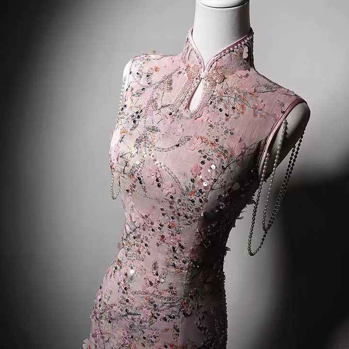 Luxury Pink Cheongsam Dress with Slit and Sequin Embellishments – Sleeveless Qipao with Pearl Shoulder Chains Plus Size