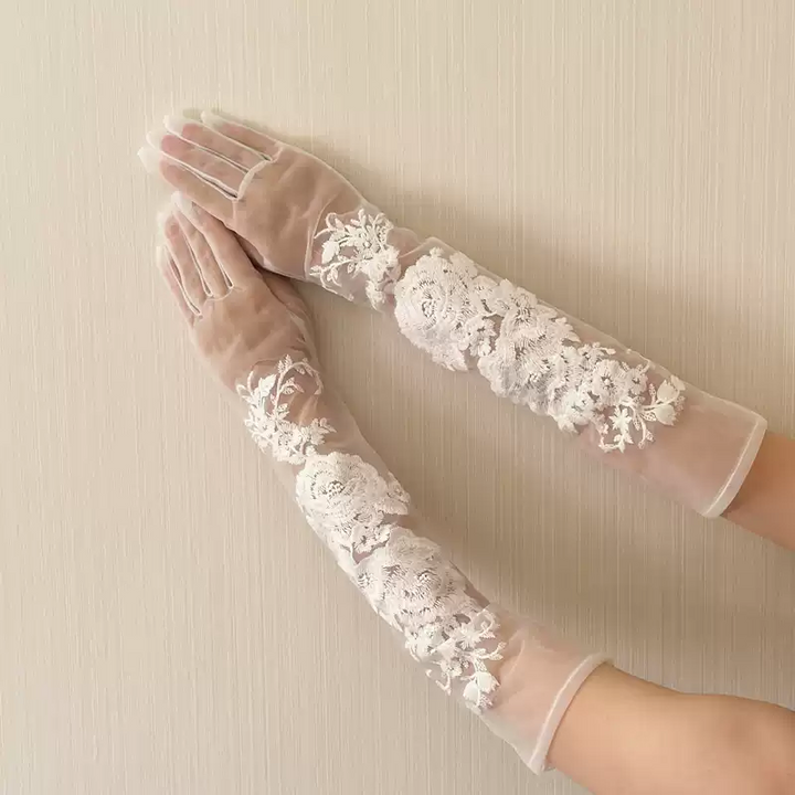 Luxurious White Floral Embroidered Tulle Bridal Gloves