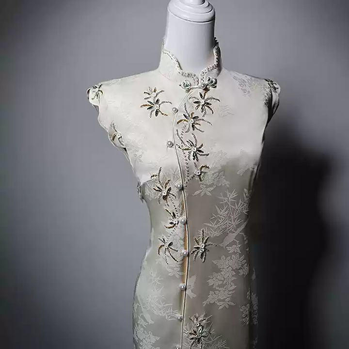 Designer White Cheongsam Dress with Delicate Embroidery – Sleeveless Qipao with Beaded Accents Plus Size