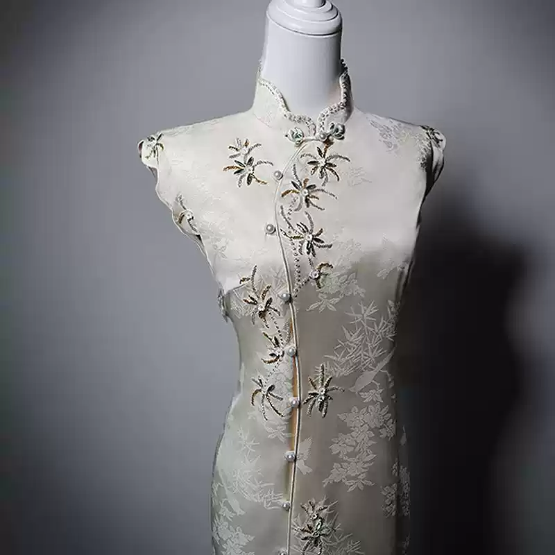 Designer White Cheongsam Dress with Delicate Embroidery Sleeveless Qipao with Beaded Accents Plus Size Size 24W / White Designer White Cheongsam Dress with Delicate Embroidery Sleeveless Qipao with Beaded Accents Plus Size Size 24W / White