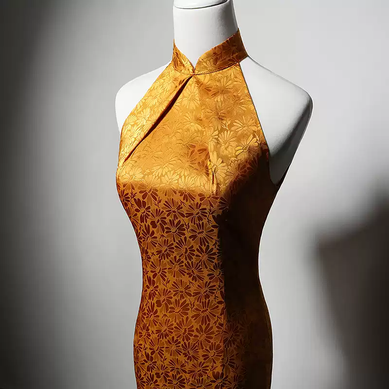 Golden Halter Cheongsam Dress with Floral Brocade - Elegant Sleeveless Formal Qipao Gown with High Neck Plus Size