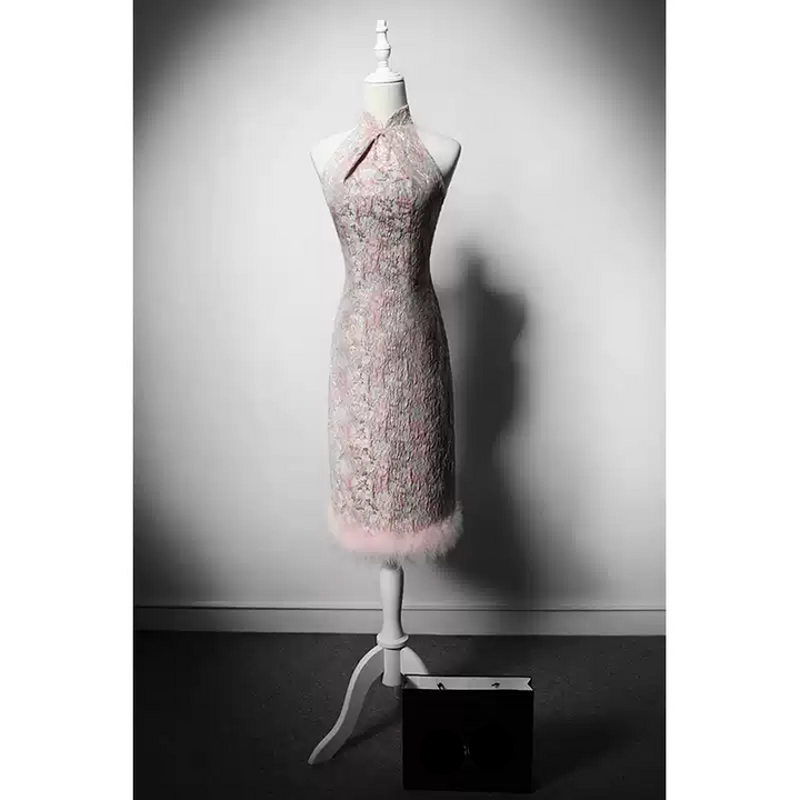 Luxury Pink Cheongsam Dress with Halter Neck and Fur Hem – Elegant Sleeveless Evening Dress with Lace Detailing Plus Size