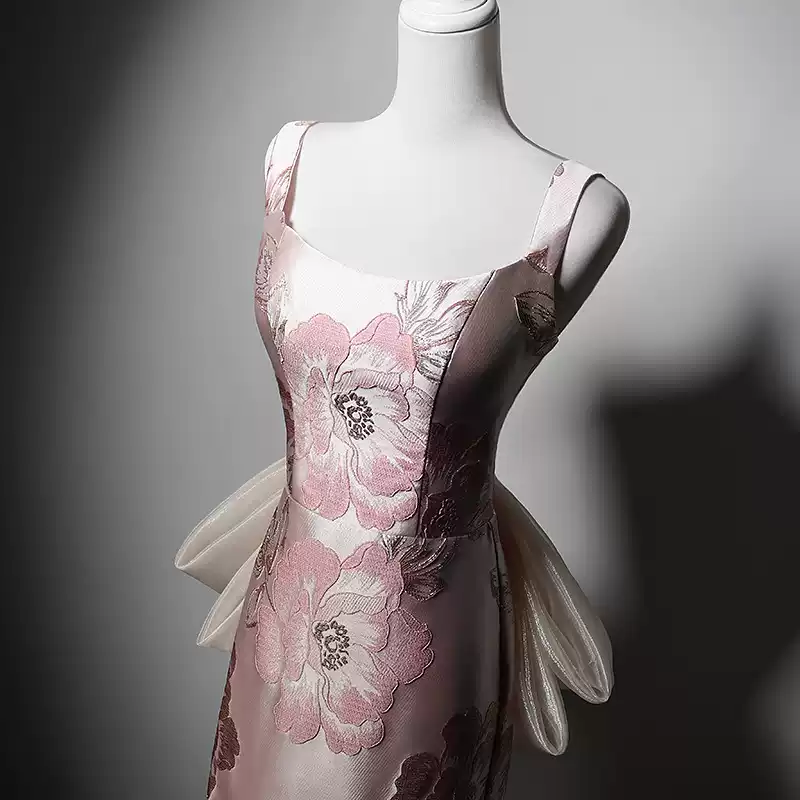 Luxury Pink Floral Cheongsam Dress with Bow Back – Elegant Pink Sleeveless Evening Gown with 3D Flower Design Plus Size