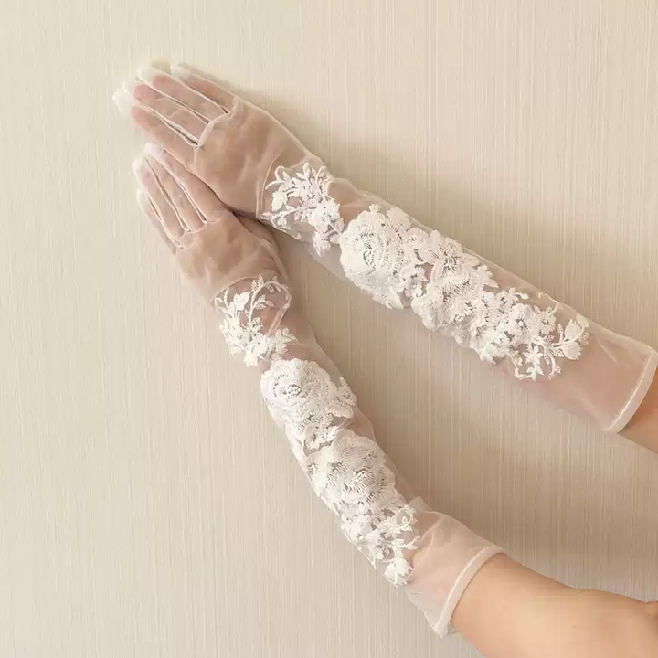 Luxurious White Floral Embroidered Tulle Bridal Gloves