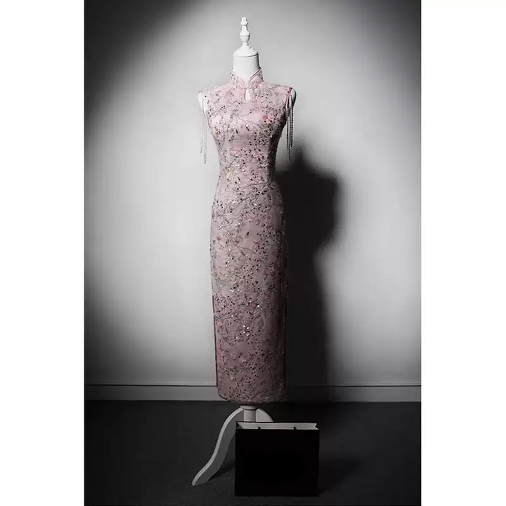 Luxury Pink Cheongsam Dress with Slit and Sequin Embellishments – Sleeveless Qipao with Pearl Shoulder Chains Plus Size