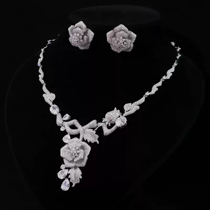 Party-Schmuckset mit Engelsflügeln, Halskette und Ohrringen aus Zirkonia und Diamanten 