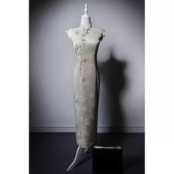 Designer White Cheongsam Dress with Delicate Embroidery – Sleeveless Qipao with Beaded Accents Plus Size