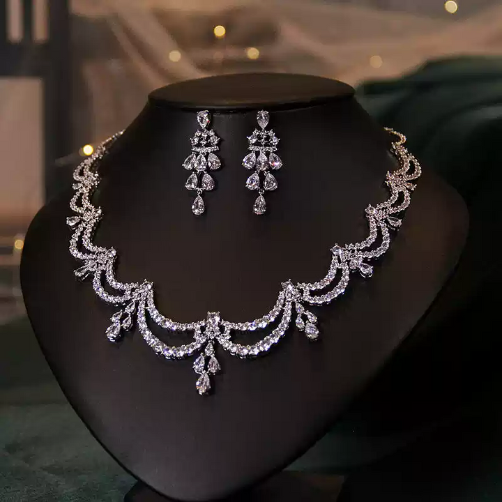 Party-Schmuckset mit Engelsflügeln, Halskette und Ohrringen aus Zirkonia und Diamanten 