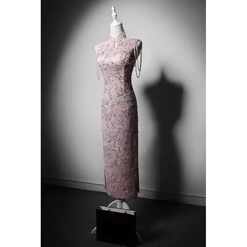 Luxury Pink Cheongsam Dress with Slit and Sequin Embellishments – Sleeveless Qipao with Pearl Shoulder Chains Plus Size