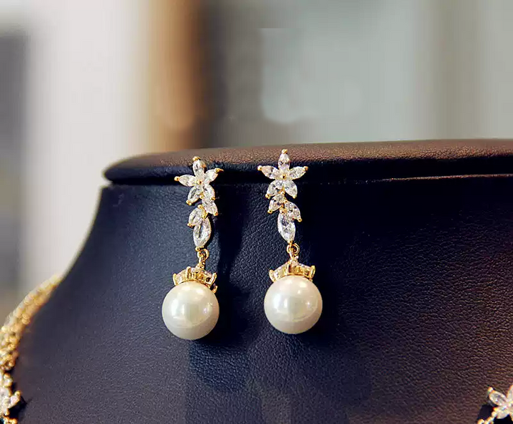 Golden Lilydrop – Pearl & Crystal Leaf Bridal Necklace & Earrings Set