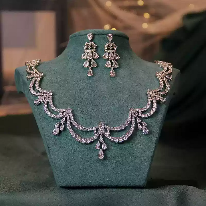 Party-Schmuckset mit Engelsflügeln, Halskette und Ohrringen aus Zirkonia und Diamanten 