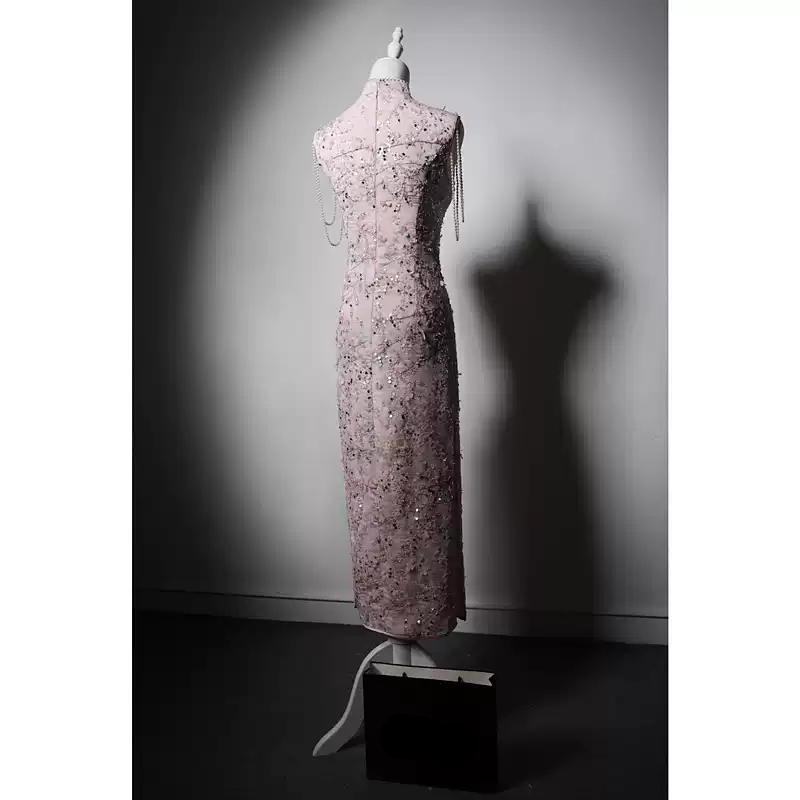 Luxury Pink Cheongsam Dress with Slit and Sequin Embellishments – Sleeveless Qipao with Pearl Shoulder Chains Plus Size