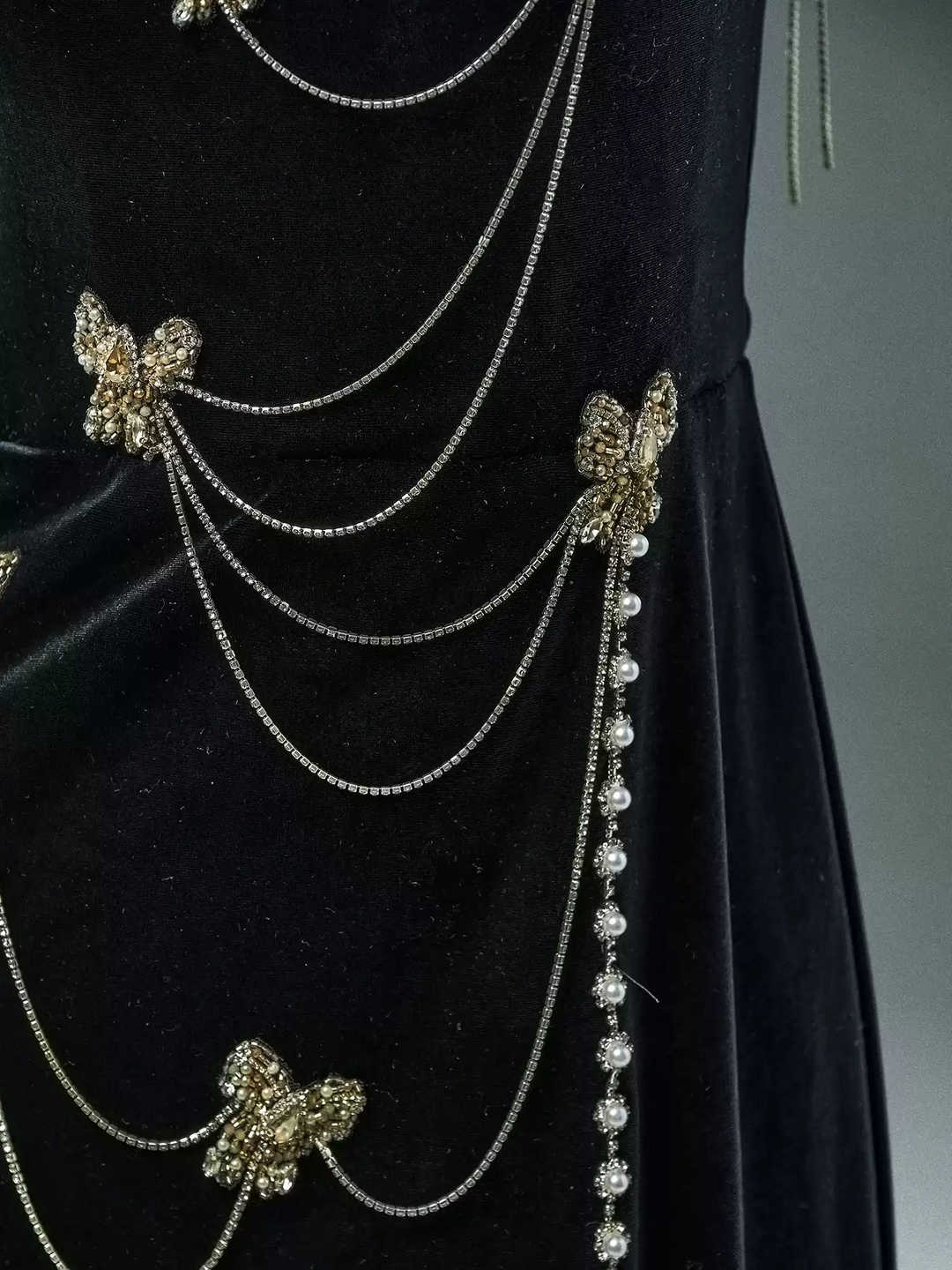 Black Velvet Evening Dress with Butterfly Chains – Elegant Sleeveless Evening Dress with Lace-Up Back Plus Size