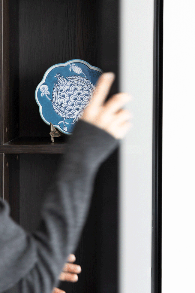 Vintage-Inspired Mandarin Handmade Blue and White Porcelain Plate with Brass Stand