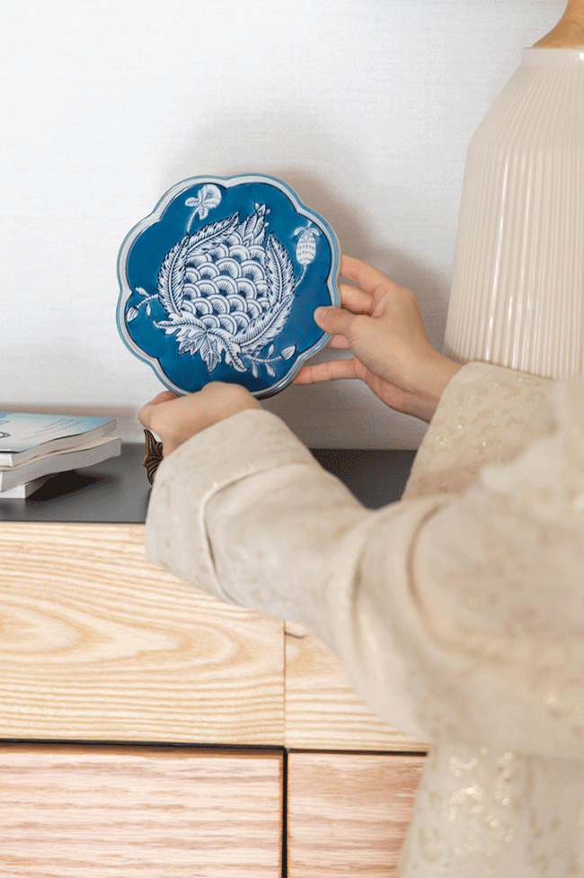 Vintage-Inspired Mandarin Handmade Blue and White Porcelain Plate with Brass Stand