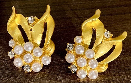 Bridgerton-Inspired Handcraft Regency Era Gold Pearl Stud Earrings Jewelry in Leaf Design
