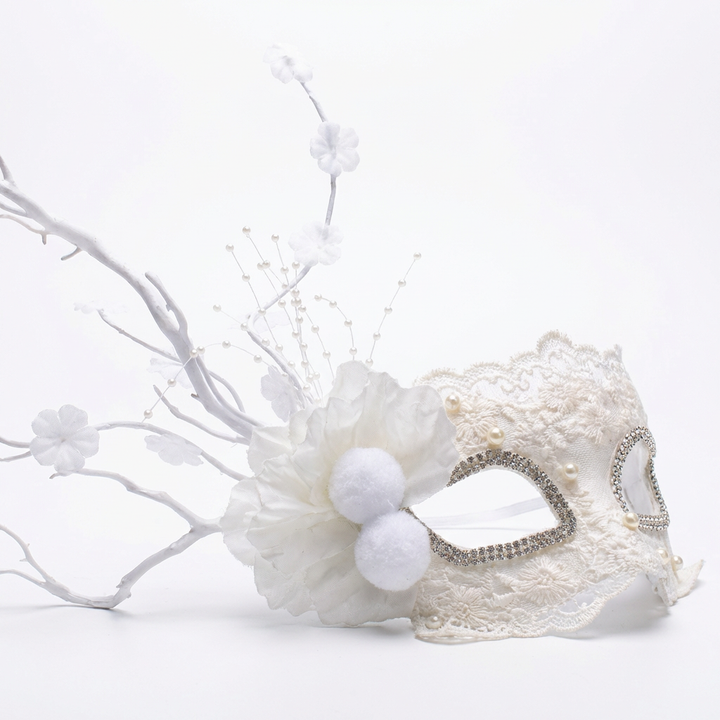 Blanc Étoile – Ivory Lace Masquerade Mask