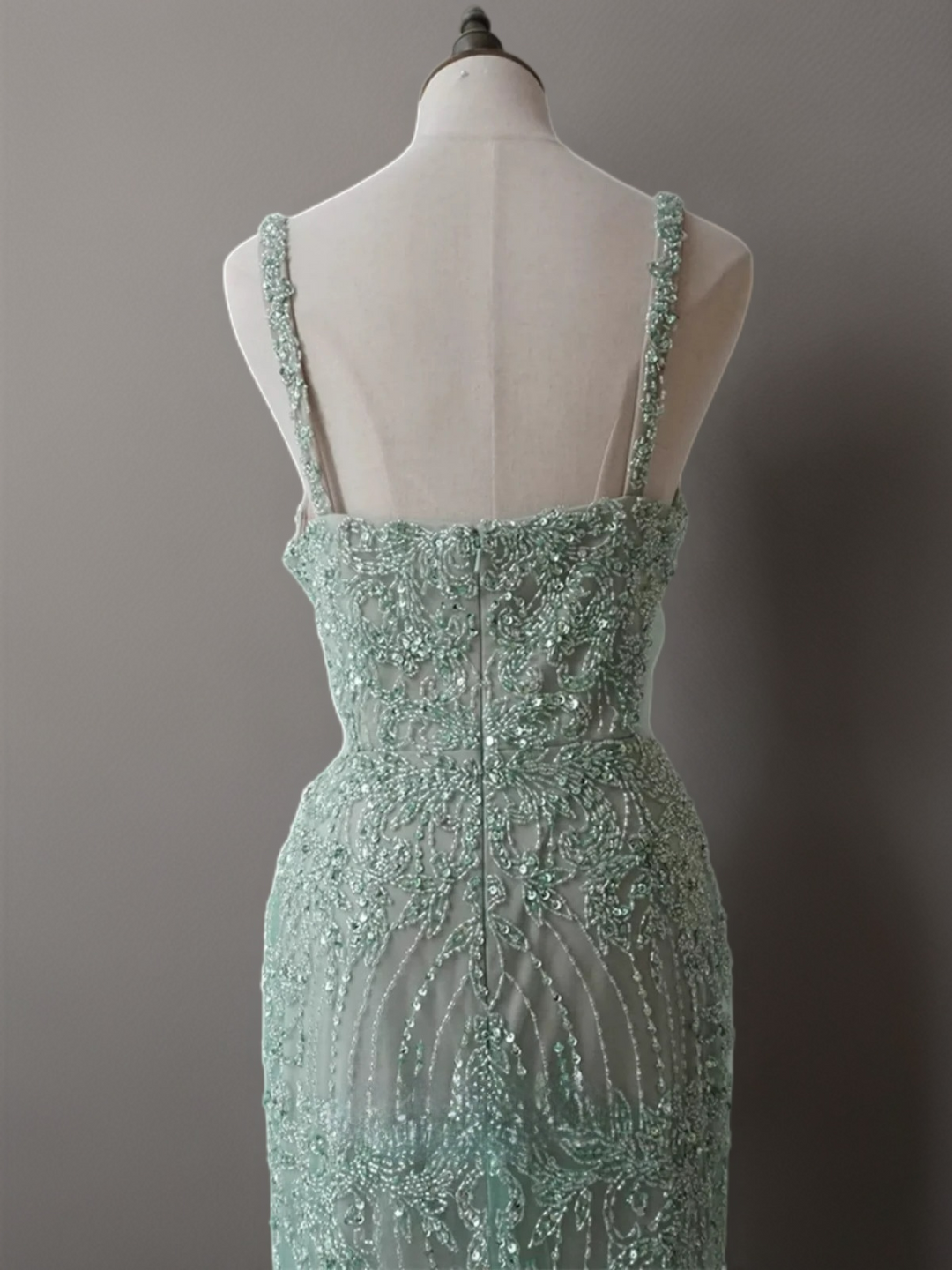 Mintgrünes, hübsches Spaghettiträgerkleid mit Pailletten und Perlen - Elegantes Abendkleid mit Pailletten in Übergröße