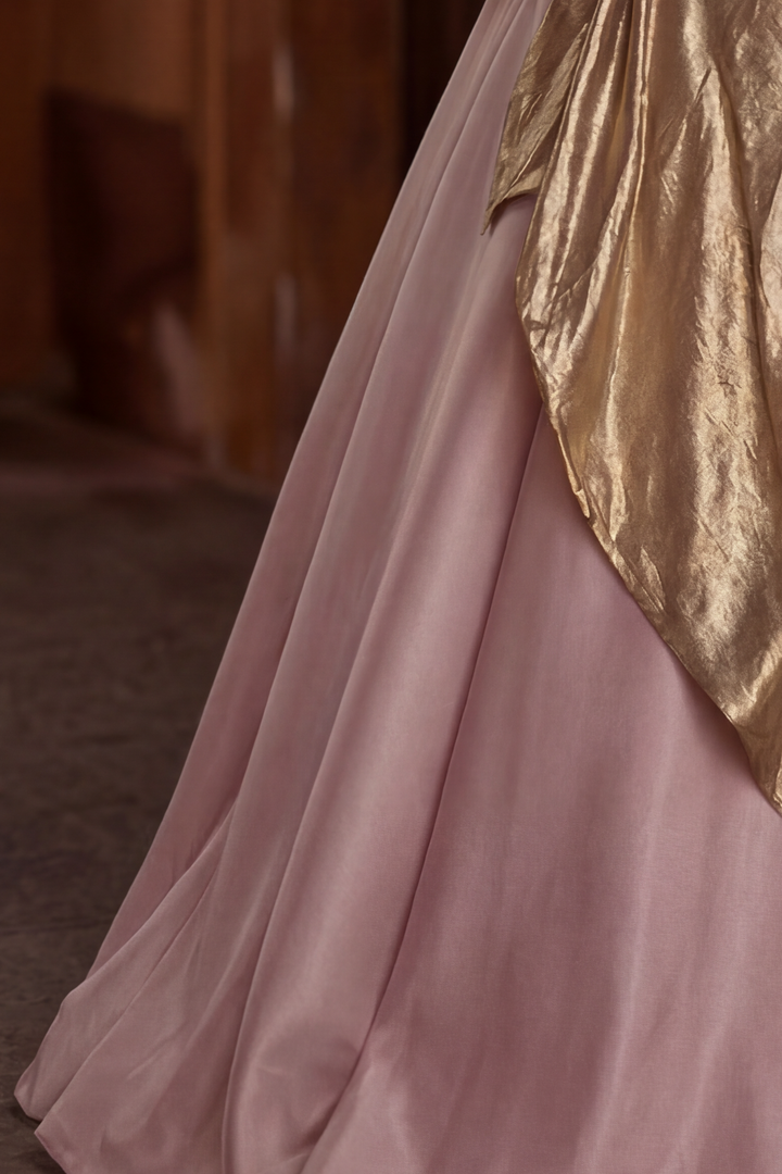 Abendkleid in Zartrosa und Gold – Brautkleid mit Korsettrücken und dramatischen Ärmeln in Übergröße