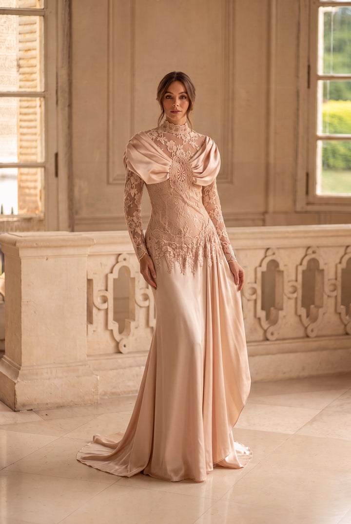 1920s Gatsby Lace Evening Dress – Champagne Long Sleeve Satin Gown with High Neck, Draped Sleeves and Vintage Lace Details Plus Size