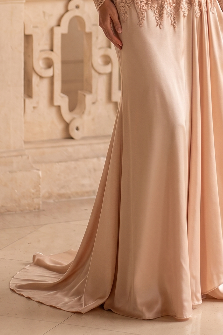 1920s Gatsby Lace Evening Dress – Champagne Long Sleeve Satin Gown with High Neck, Draped Sleeves and Vintage Lace Details Plus Size