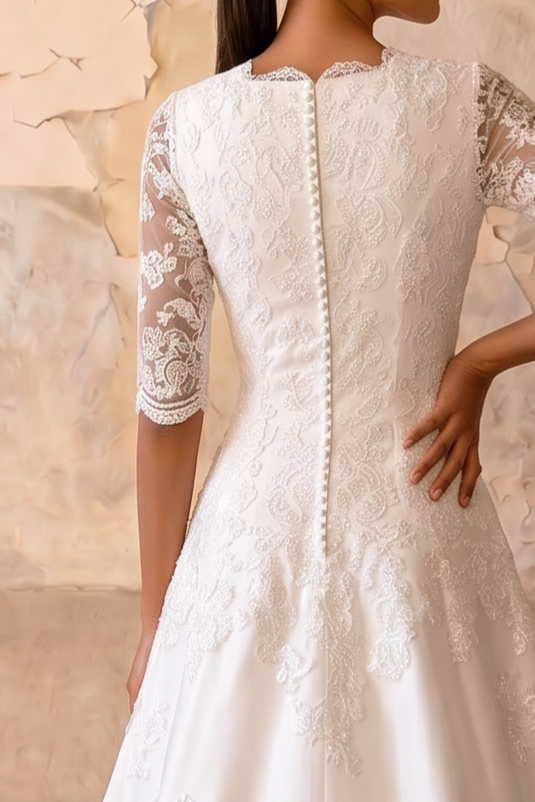 Mühelose Eleganz: Konfektionsfertiges schlichtes Spitzen-Brautkleid mit halblangen Ärmeln in Übergröße