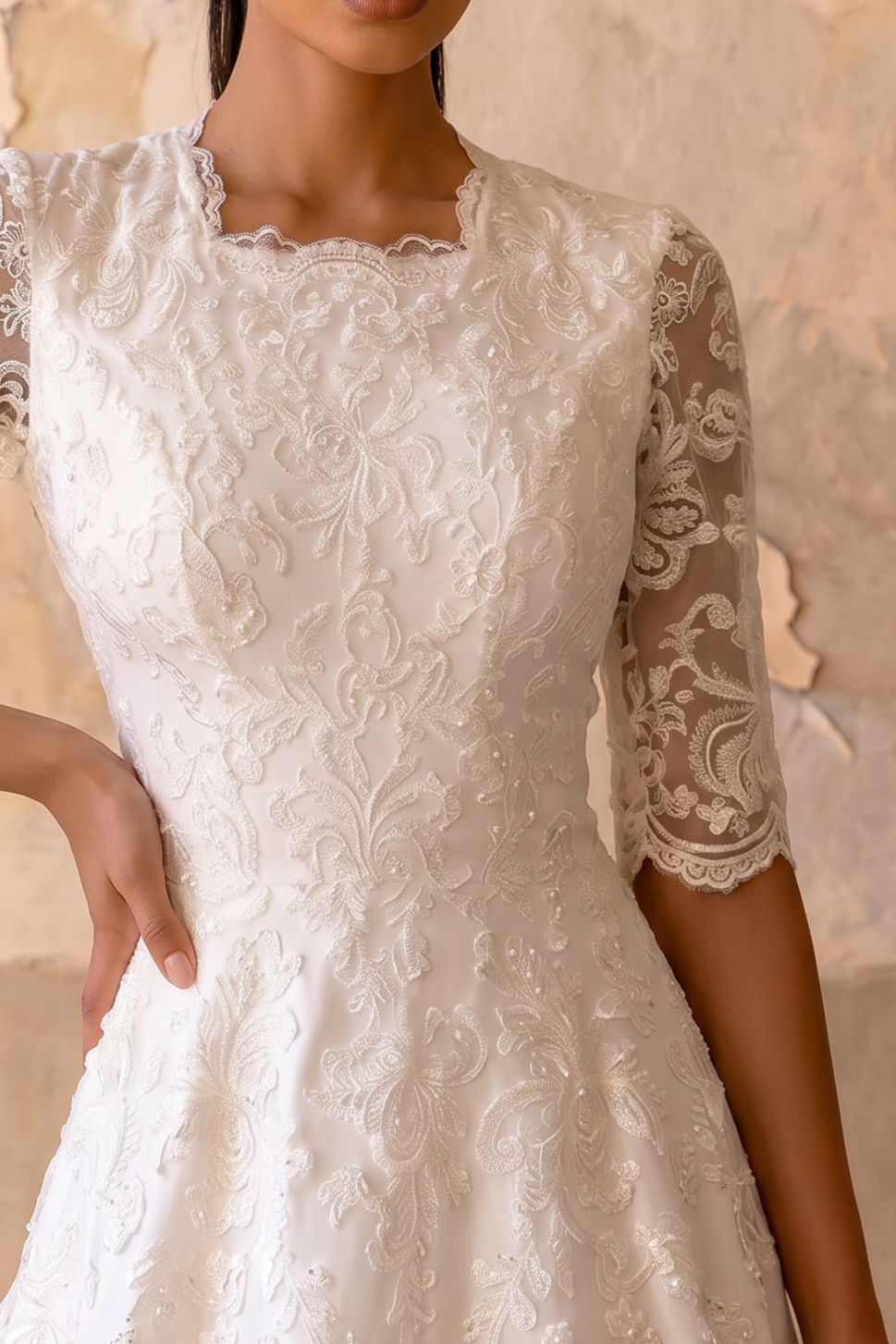 Mühelose Eleganz: Konfektionsfertiges schlichtes Spitzen-Brautkleid mit halblangen Ärmeln in Übergröße