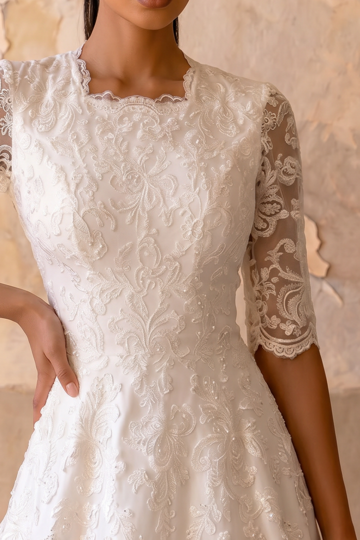 Mühelose Eleganz: Konfektionsfertiges schlichtes Spitzen-Brautkleid mit halblangen Ärmeln in Übergröße