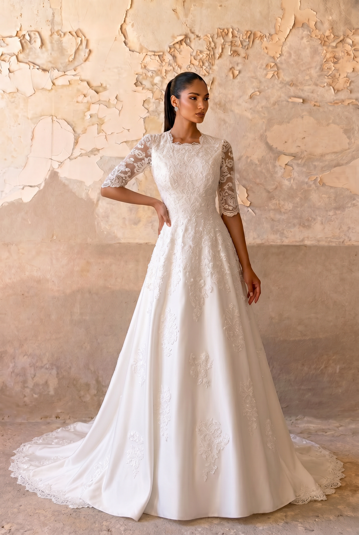 Mühelose Eleganz: Konfektionsfertiges schlichtes Spitzen-Brautkleid mit halblangen Ärmeln in Übergröße