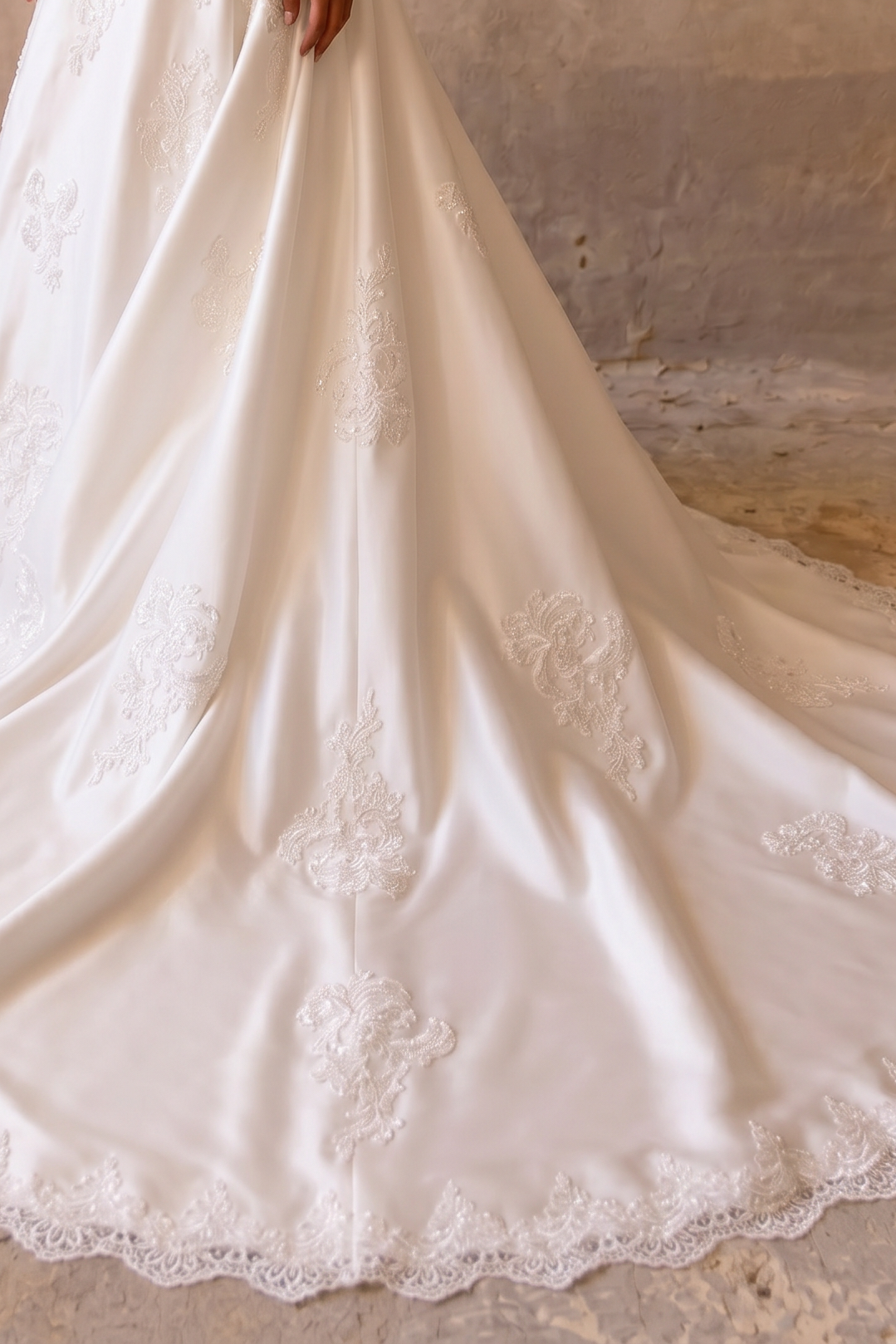Mühelose Eleganz: Konfektionsfertiges schlichtes Spitzen-Brautkleid mit halblangen Ärmeln in Übergröße