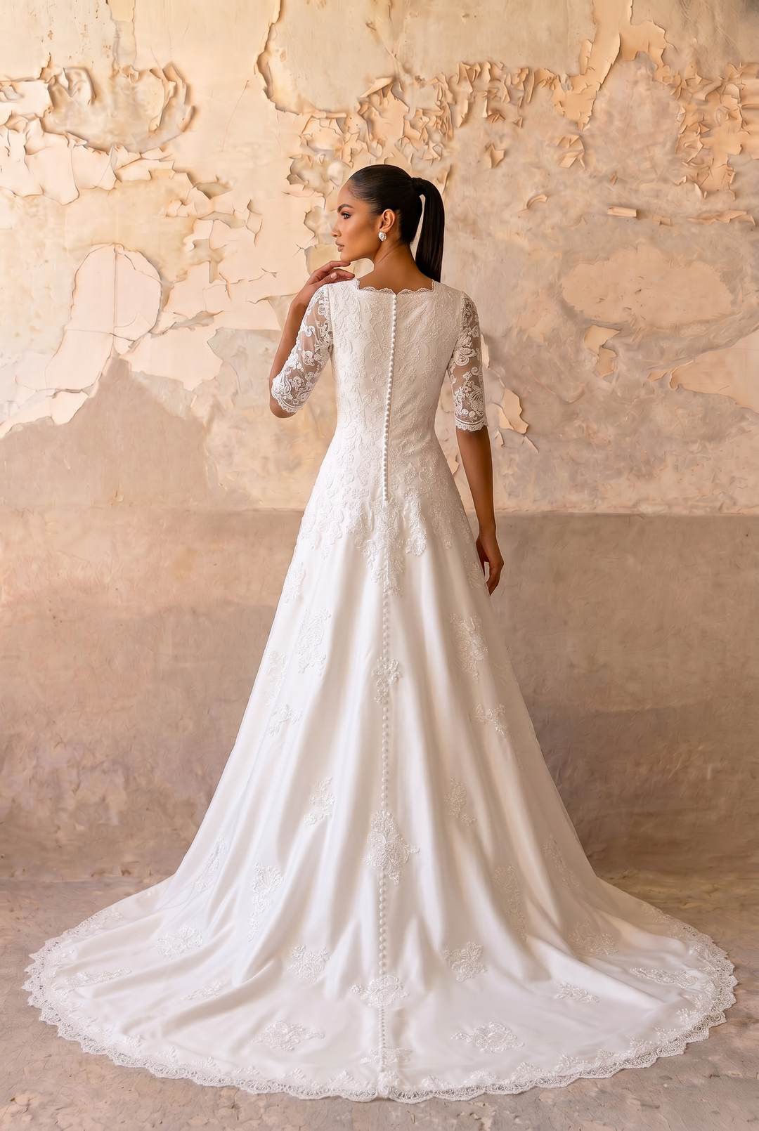 Mühelose Eleganz: Konfektionsfertiges schlichtes Spitzen-Brautkleid mit halblangen Ärmeln in Übergröße